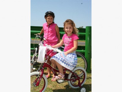 Drakopoulos sisters Milla (left) and Sophia of Shelly Beach are thrilled to be at the Dezzi Raceway. 2729vee