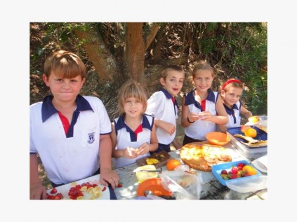 Suidies Wynand van Wyk, Bronwyn van der Walt, Ruben Smit, Yvonne Buitendag en Esmé Koster geniet om vars vlrugteslaai te maak.