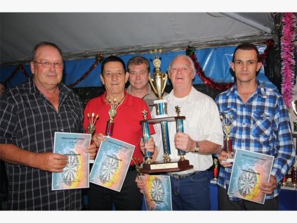 Tony Faxelhas (back) from Da Matos Pub and Grill presents the award to Sunlawns Assassins for winning the 1001 prize. The players are (from left) Henry Binnedell, Ivan Bell, Alwyn Prinsloo and Dean van Rooyen.