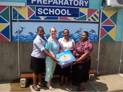 Hlanganani Preparatory teachers Thoko Ncane, Elaine Galanakis and Nomusa Ndwalane with Nogolide Sikobi and the welcome electric frying pan donated by Old Mutual.