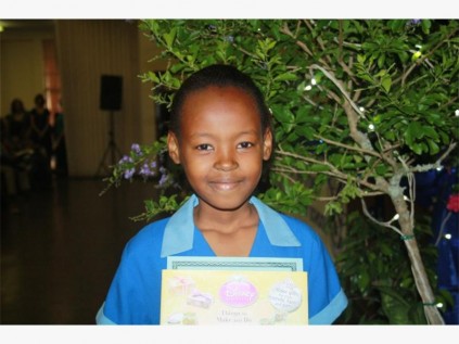 Budding PS Junior Primary artist, Andile Mqadi, took the ‘Girls’ Art Award’ for her beautiful and creative artwork.