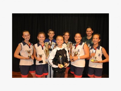 Trotse Suidies (van links) Marlize Middleton (kameraadskap), Cara du Plessis (naas dux en prinsipaaltoekenning vir goeie, positiewe gesindheid), dux Charles Thompson, Thinus Bester (veelsydigste junior seun), Marizane Wagenaar (Suidie staatmaker van die jaar), Cindi-Mari Buitendagh (kultuur), Melissa Morrison (landsdiens en veelsydigste senior dogter) en McKayla du Bruyn (veelsydigste junior dogter).