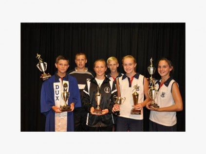 Suidies (van links) dux Charles Thompson (beste swemmer), Keanu Goosen (beste rugbyspeler), Ashke Theron (beste senior netbalspeelster), Louis Greyling (beste krieketspeler), Michelle Kretzschmar (sportdogter en beste atleet) en Marizane Wagenaar (beste hokkiespeelster). (Afwesig is ‘sportseun van 2013’, Arno Smith, en mede-kameraadskapstoekenningwenner, Barnie Botha).