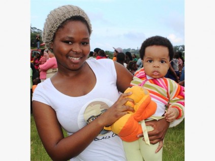 Thumi Xaba and her daughter Ntando were overjoyed to see the One Way Christmas Truck. Photo by Luané van der Walt