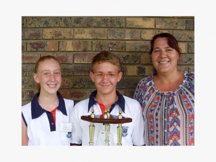  Suid-Natal Primêr landsdieners (van links) Ankia Stander, Liam Botha en personeellid Rencia Morrison met die gesogte 'Facta non verba' toekenning.