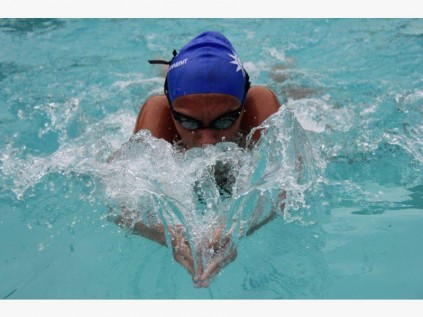 Hoërskool Suid-Natal swemmer Daniélle Smith het vier rekords in verskeie items gebreek.
