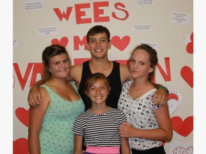 Hoërskool Suid-Natal leerlinge (van links) Marcelle Theron, Müller Booyens, Danielle Bornman met Frieda Grobbelaar voor, het die sokkie baie geniet.