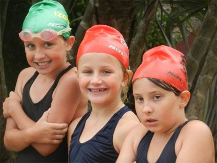 Feeling the damp weather are swimmers (from left) Daisy Pybus of Izotsha with Genevieve Arde and Kita Date of Creston College at the South Coast junior primary gala last week.