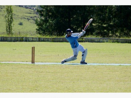 Suidie 'JJ' Dixon wys hoe dit gedoen word tydens die St Patrick's krieket toernooi in Kokstad verlede naweek.
