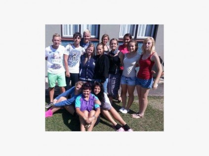  Suidies (agter, van links) Josh du Plessis, Megan du Plessis, Melissa Morrison, (middel) Stian Vermaak, Vian du Plessis, Micaela Comins, Charné Pretorius, Carla du Plessis, Ilze de Wet, Yulan Stander, (voor) Danielle Bester, onderwyseres Nicolet Schütz en Adel van Wyk was onlangs deel van die jaarlikse landsdieners areakamp.