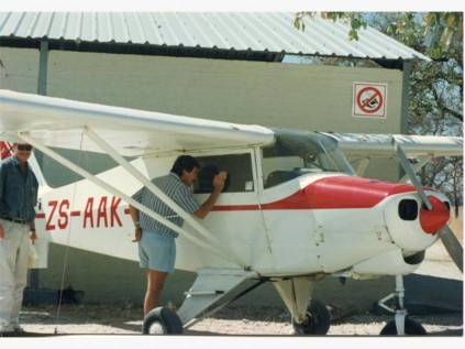 Bill admires the little Piper Tri-Pacer from Cape Town.