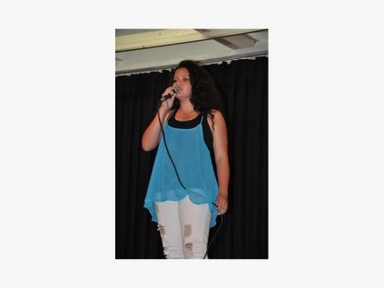 Met haar fluweel stem was Suid-Natal Primêr se Cindy-Mari Buitendagh as die solo wenner gekies by die Hibiskusfees se talentkompetisie verlede Saterdag.