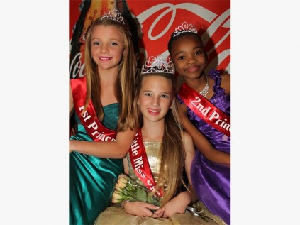 Billy-Ann Engelbrecht (middle) was the winner in the eight to 12 year-old age category. Her princesses were Tannah Caldwell (left) and Esihle Diko.