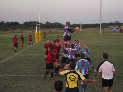 James Fourie secures good line-out ball for the South Coast Warriors. PHOTO BY ANDRE KOEKEMOER