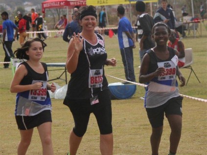 Hoërskool Suid-Natal se Lizelle Rudolph ( links), juffrou Madelein Ferreira en Ncamisile Mofokeng het beamptes beindruk gedurende die KZN liga.