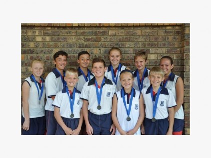  Suid-Natal Primêr se senior ouderdomswenners (agter, van links) Nicole Theron (O11), Joshua Prinsloo (O14), Pieter Gouws (O13), Michelle Kretzschmar (O13), Chanelle Bezuidenhout (O14), Anemé Ludick (O12), (voor) Christopher de Bruyn (O10), Charl Harmse (O12), Zeldenique Scheepers (O10) en Renier Jacobs (O11).