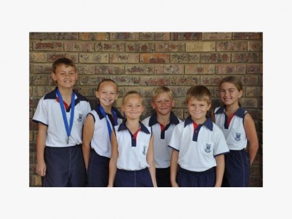 (Van links) Cayden Venter (O9), Liandi du Toit (O9), Zonique du Plooy (O7), André Steyn (O8), Connor Burrows (O7) en Yvonne Buitendach (O8) was almal junior ouderdomwenners by the onlangse interhuis atletiekbyeenkoms.