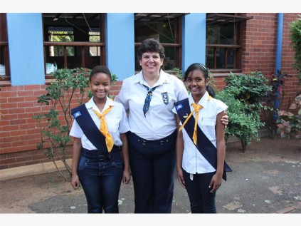 PSSP pupils Oluhle Khwani (left) and Aria Gharbaharan (right) observed Girl Guide World Scarf Day with Jolene ‘Panda’ Evans (middle).