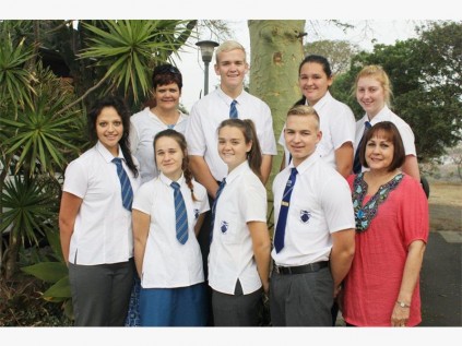 Onderwyseres Nicolet Schütz (agter, van links), en leerlinge Josh du Plessis, Melissa Morrison, Yulàn Stander, (voor) Adél van Wyk, Ilze de Wet, Carla du Plessis, Stian Vermaak en onderwyseres Marie Botha kan spog oor Hoërskool Suid-Natal se uitstekende landsdiens resultate.
