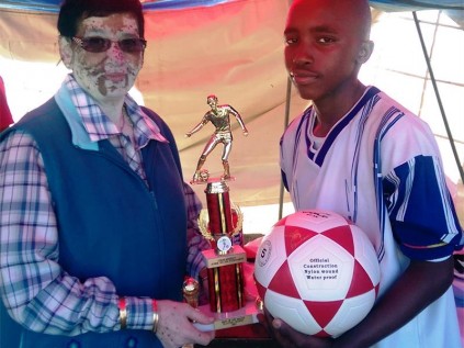 Seela Moodley (wife of the late Strini Moodley) presents the man of the match award to Mlungisi Mabaso at the soccer tournament held last weekend.