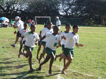 U11  (back, from left) Chumani Sikutshwa, Buhle Khanyile, Ayabonga Dindikazi, Chulumanca Zinto, Iviwe Cenga and Tyrelle Stock boys tackle the 800m.