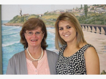 Suidies groet Jill Rawlins (links) en Glodi Klopper en wens albei voorspoed in die toekoms.