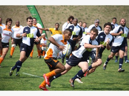 Garneth Kock from Free State Amateur takes on players from Griffons Rural.