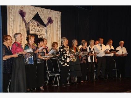 The Melody Makers get the audience singing along.