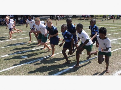 U10 boys fight it out in the 800m event.