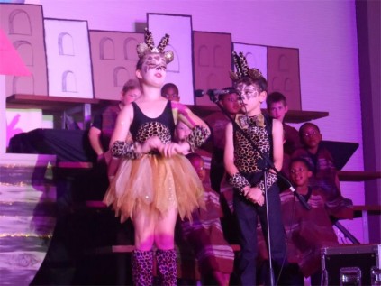 Leah Malan is Joan the giraffe and Diego Langeveldt is George the giraffe.