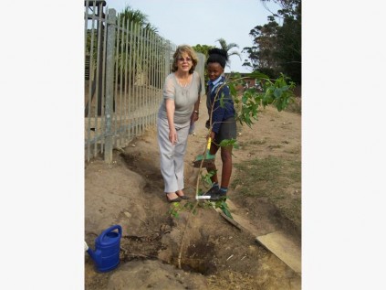 Hlanganani Preparatory principal Elaine Galanakis and gr 6 pupil Xolisile Madikizela ensure that the lavender tree has enough room to grow.