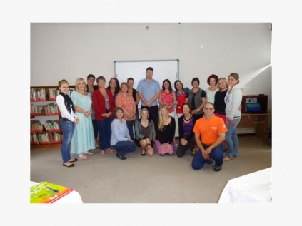 Die groep SNP ouers en leerlinge wat die Immergroen Ouerskapkursus bygewoon het saam met aanbieder onderwyseres Marelise Nel (derde van regs) en  Wynand Smith van Helpende Hande (regs voor).