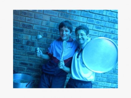 Gr 7 leerlinge Heinie Pretorius (links) en Freek Botha hou 'n ogie oor die pot smullekker sop.