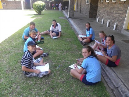 Suidies (van links) Damian Bosch, Willow Prinsloo, Billy Erasmus, Gawie Davel, Samantha Bredell, Mary-Lee Fouché, Rozinta Nel en Cindy Bond was verlede week baie besig met monitor opleiding.
