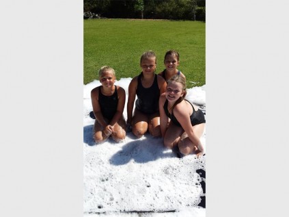 Gr 4 leerlinge (van links) Khrysten le Roux, Karin van Wyk, Jenny Pienaar en Ellri van Zyl geniet die glybaan soveel dat die skuim spat.