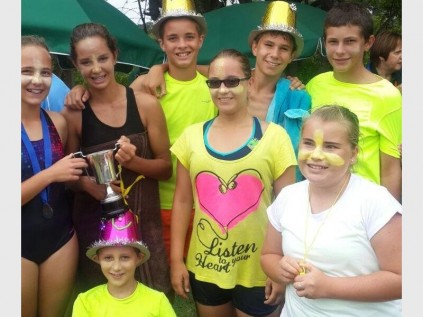 Lede van die geel span (agter, van links) Mckayla du Bruyn, Simoné Kuilder,  Brendon Gerber, Kiane Joubert, Bennett du Plooy, (voor) Nathan Groenewald, Caitlyn Delport en Katelyn de la Hunt ontvang die beker vir die span met die meeste punte.