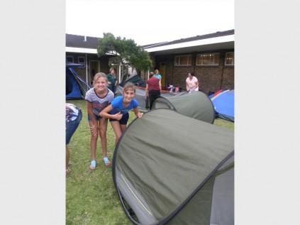 Landsdieners Carmen Thompson (links) en Wilmarie Labuschagne slaan tent op vir die eerste klubkamp van die jaar.