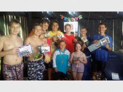 Winning prizes are (from left) Dylan Shrives (4th), Jordan Bense (5th), AJ (perseverance), Joshua Fischer (weigh master and organiser), James Coulle (perseverance), Chad van der Merwe (3rd), Bradley Botha (1st ); (front) Jade de Beer (2nd ), Kelly Steyn (guppy prize).