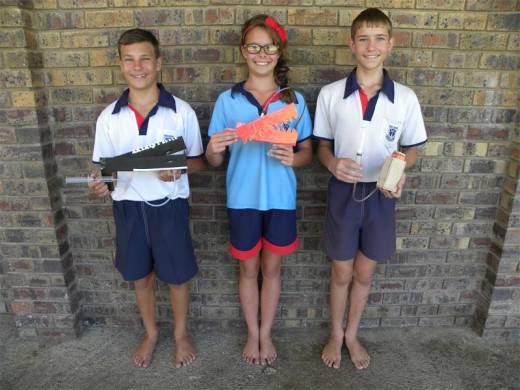 Gr 7 leerlinge (van links) Reyneke de Wet, Gizelle Botha en Dewald Ras met hul voltooide tegnologie take.