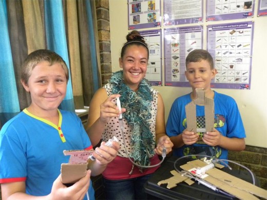 Suid-Natal Primêr gr 6 leerlinge (van links) Ziaan Nortjie, Rozinta Nel en Dylan Harding met die apparaat wat gebruik was vir die eksperiment wat hidroliese krag demonstreer.