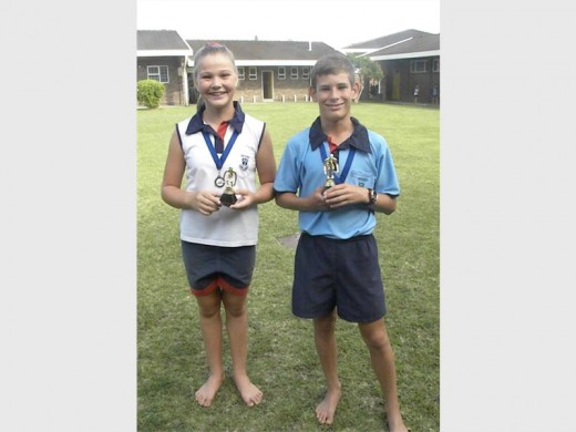 Suid-Natal Primêr leerlinge Suné de Witt (links) en Jeandré Joubert was as victrix en victor ludorums aangewys by Creston College se swemgala verlede week.