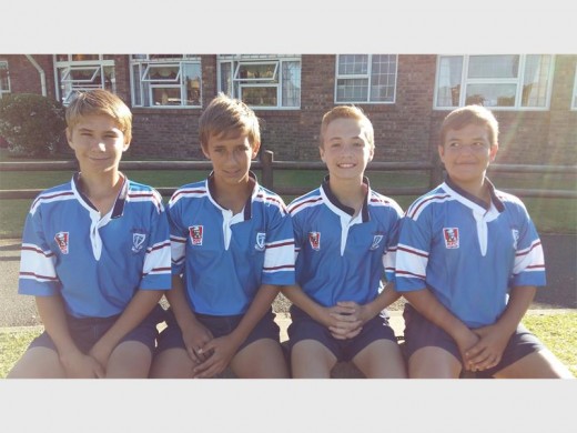Suid-Natal Primêr eerste span spelers (van links)  Kian Joubert, Brandon Coleman, Thinus Bester en Anton Botha spog met die nuwe rugby truie wat geborg is deur die Allison Familie Trust en KFC.