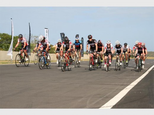 And they're off: Men and women cyclists (30-34 years, 35-39 years, 40-44 years, 45-49 years and 50-54 years) begin their race. 8227vee