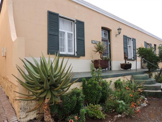 A tiny but pretty garden complements this simple tuishuisie.
