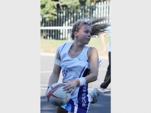 Alicia Horne gedurende die naelbytwedstryd tussen HSN en Sheppie High se netbaldogters.