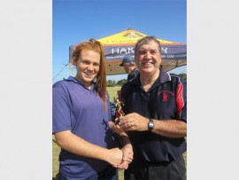 Victrix ludorum Amber Pretorius receives her trophy from deputy headmaster, Dennis Thomas. 