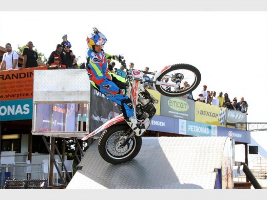 Impressive: Daredevil biker Brian Capper's thrilling performance was definitely the highlight of the show. PHOTO BY VEE RAMSAYI 2180vee