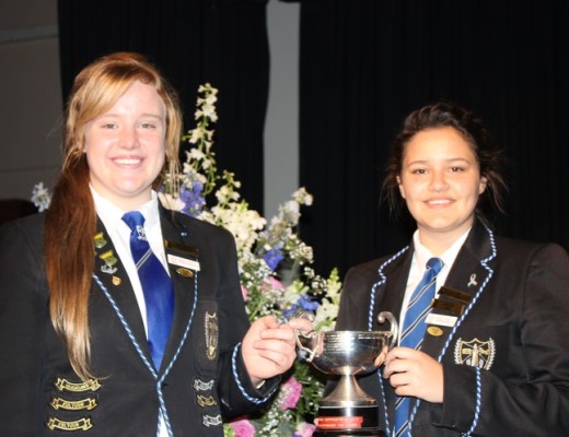 Verae Kritzinger en Cindi-Mari Buitendagh deel vanjaar se redenaars trofee.