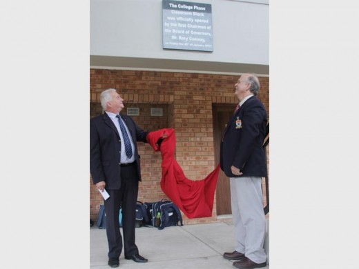 Creston College executive headmaster Noel Coetzee (left) and the chairman of the board of governors Rory Conway unveil the plaque.