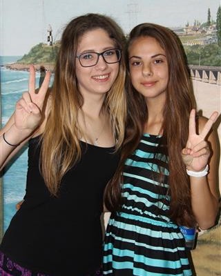 Simoné Oosthuizen (left) and Tami Le Roux of Suid Natal High obtained two distinctions each. 